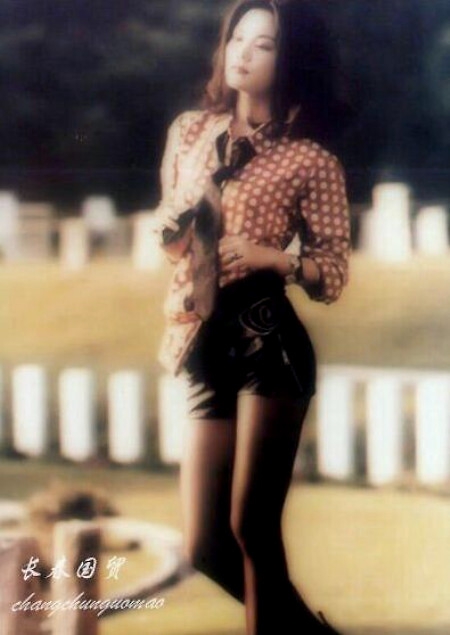 王菲早年旧照曝光 波点上衣搭皮裤风情十足
