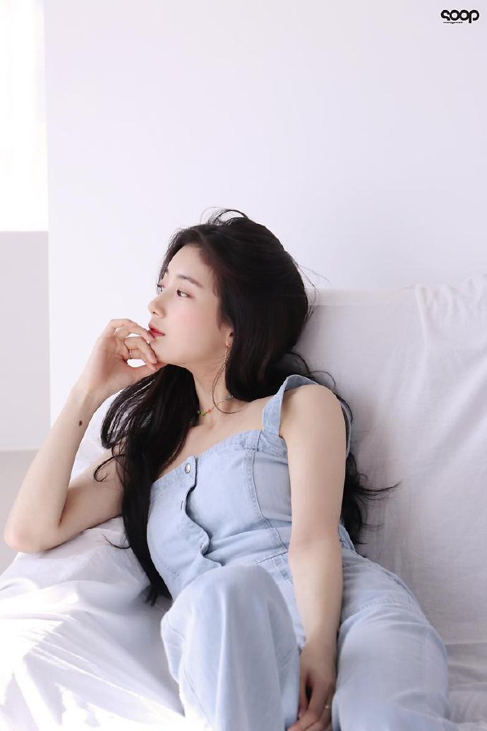 秀智最新写真清新养眼 吐舌伸懒腰露平坦蛮腰