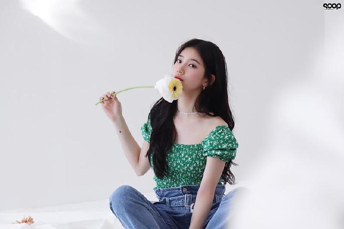 秀智最新写真清新养眼 吐舌伸懒腰露平坦蛮腰