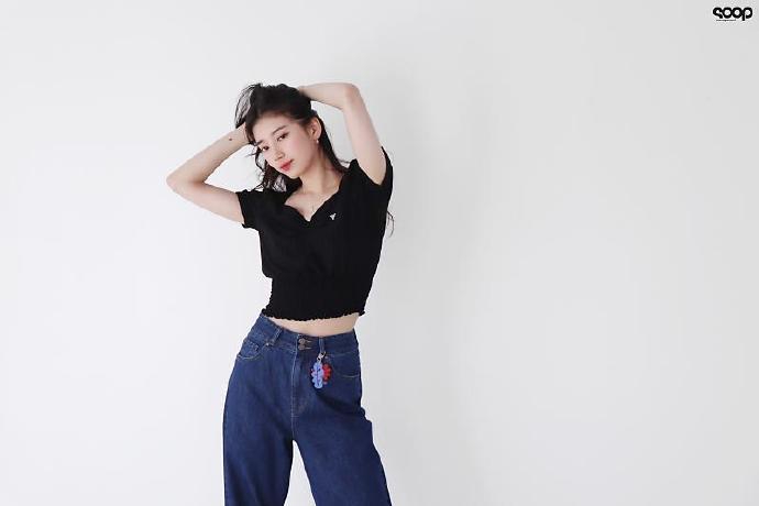 秀智最新写真清新养眼 吐舌伸懒腰露平坦蛮腰