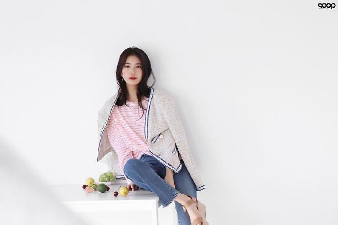 秀智最新写真清新养眼 吐舌伸懒腰露平坦蛮腰