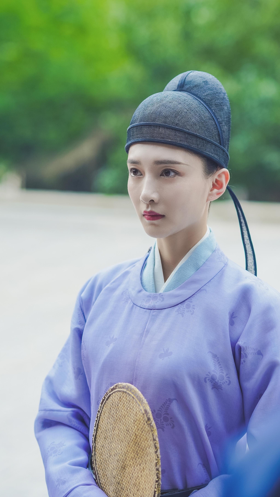 江疏影新剧首次挑战男装造型 身型修长儒雅而俊朗