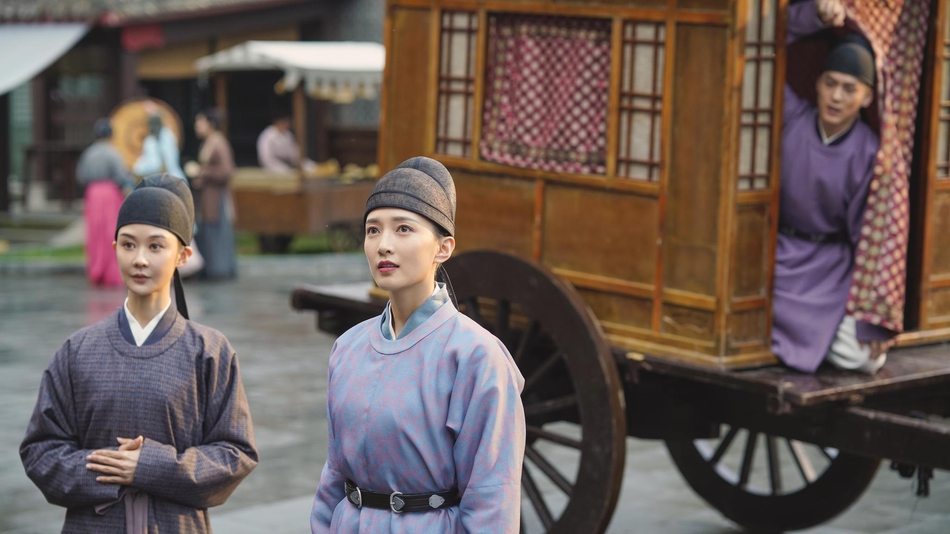 江疏影新剧首次挑战男装造型 身型修长儒雅而俊朗