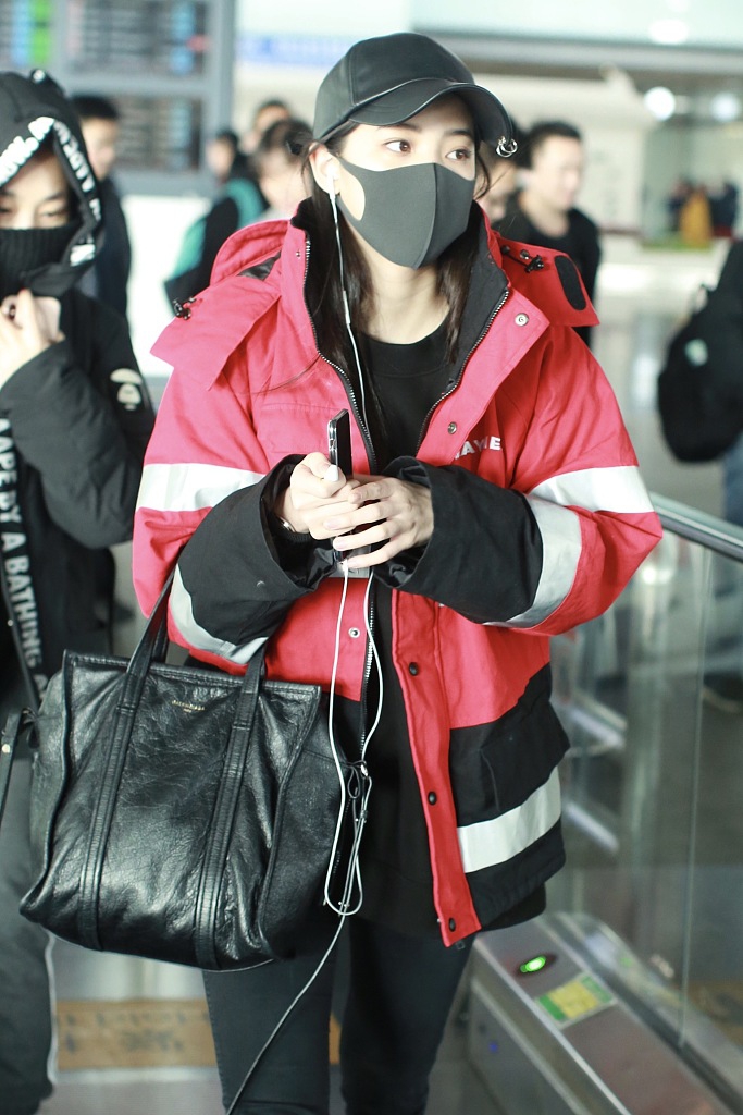 欧阳娜娜穿红色外套元气十足 皮肤白皙少女感满分