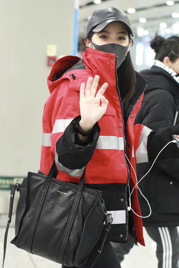 欧阳娜娜穿红色外套元气十足 皮肤白皙少女感满分