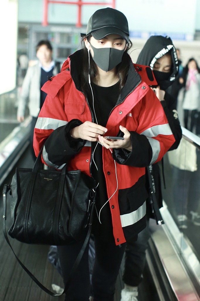 欧阳娜娜穿红色外套元气十足 皮肤白皙少女感满分