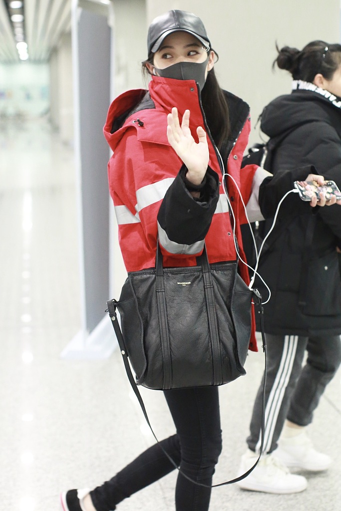 欧阳娜娜穿红色外套元气十足 皮肤白皙少女感满分