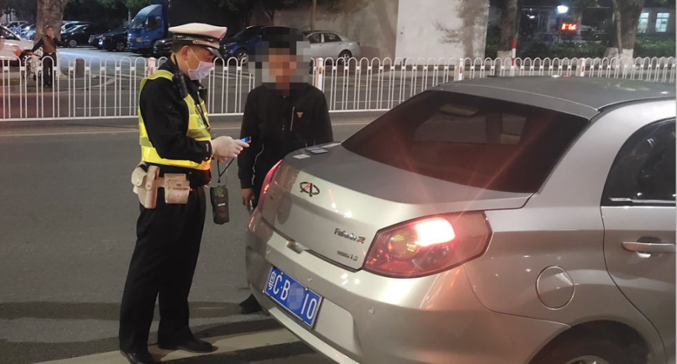 男子开加长车嫌停车位太短,竟把车停路上!被关15天!