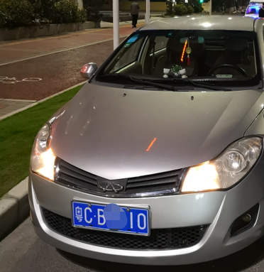 男子开加长车嫌停车位太短,竟把车停路上!被关15天!