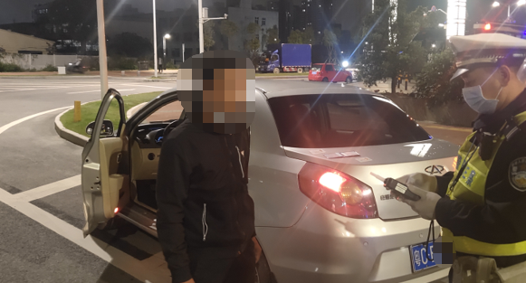 男子开加长车嫌停车位太短,竟把车停路上!被关15天!