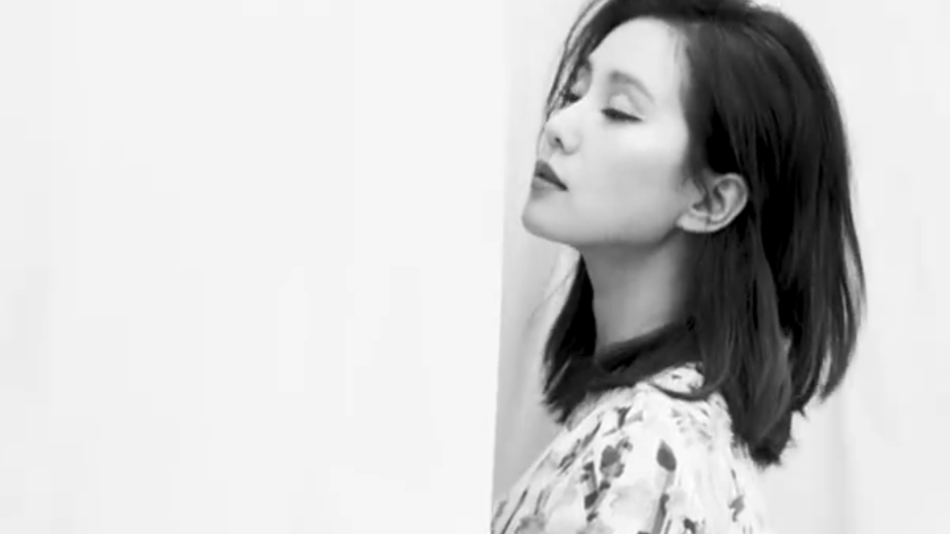 刘诗诗拍杂志花絮曝光 黑白画面更显从容优雅