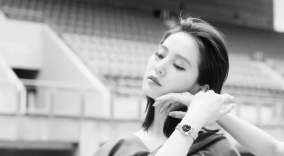 刘诗诗拍杂志花絮曝光 黑白画面更显从容优雅