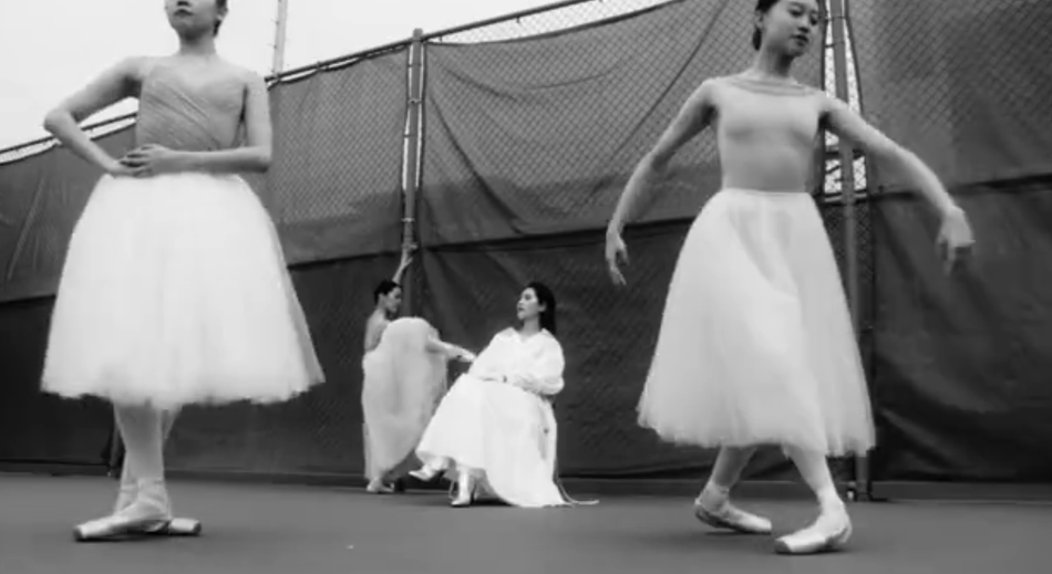 刘诗诗拍杂志花絮曝光 黑白画面更显从容优雅