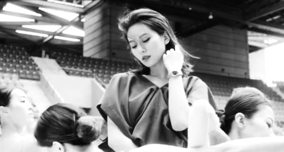 刘诗诗拍杂志花絮曝光 黑白画面更显从容优雅