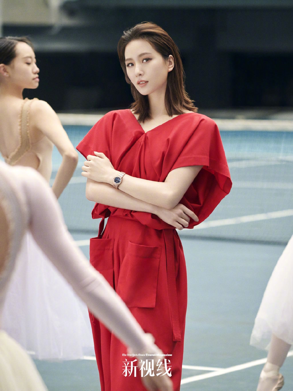 刘诗诗拍杂志花絮曝光 黑白画面更显从容优雅