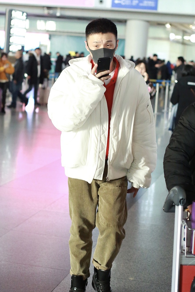 李荣浩穿白色面包服清爽帅气 走路带感潮范十足