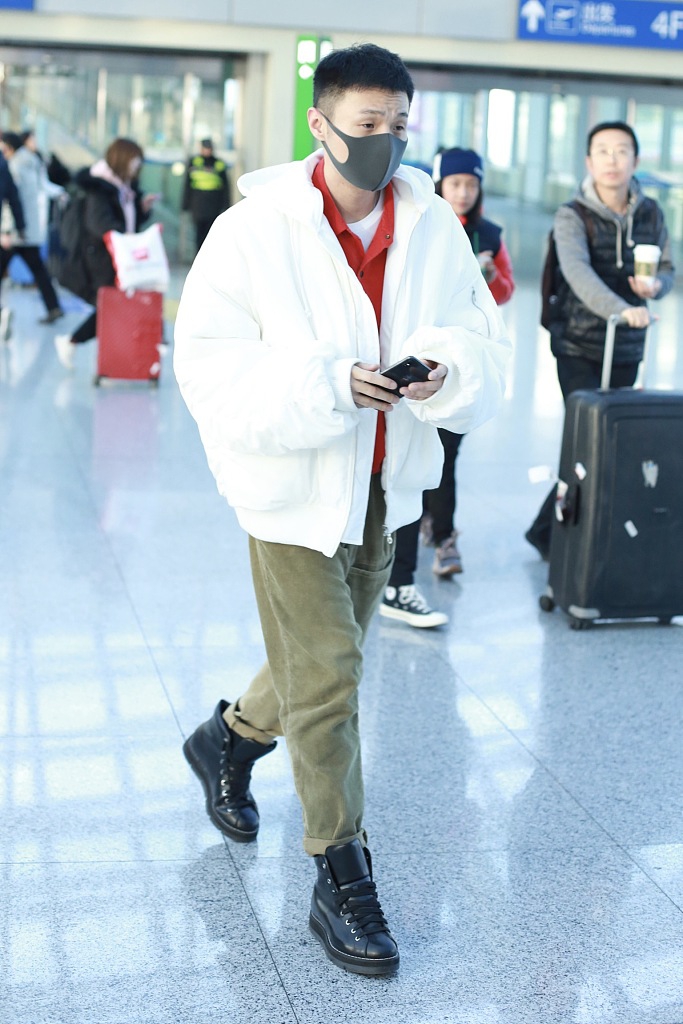 李荣浩穿白色面包服清爽帅气 走路带感潮范十足