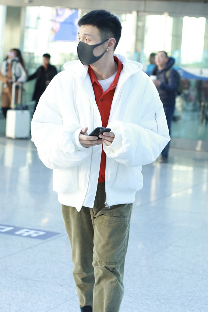 李荣浩穿白色面包服清爽帅气 走路带感潮范十足