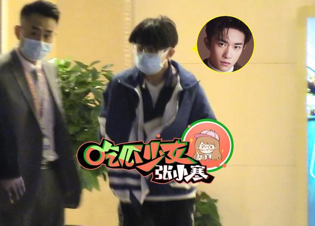 易烊千玺包裹严实低调返京 戴口罩护目镜低头疾走