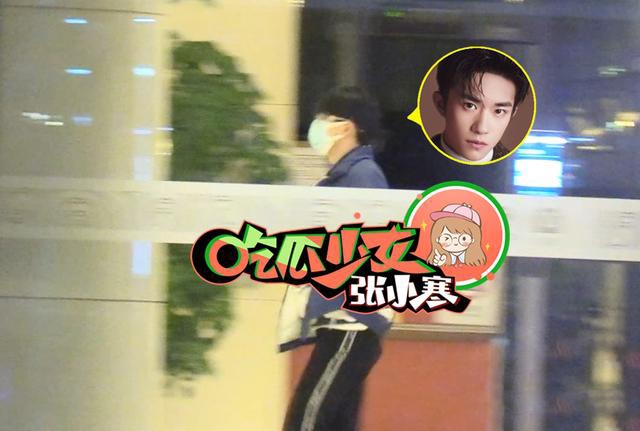 易烊千玺包裹严实低调返京 戴口罩护目镜低头疾走