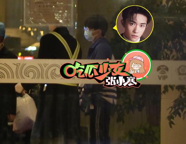 易烊千玺包裹严实低调返京 戴口罩护目镜低头疾走