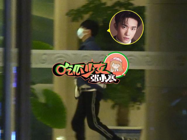 易烊千玺包裹严实低调返京 戴口罩护目镜低头疾走