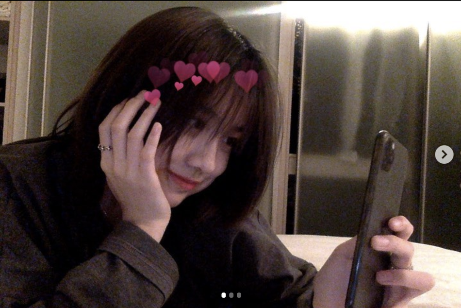 汪峰大女儿对镜摆拍显成熟 穿衬衫化浓妆气质高冷有范