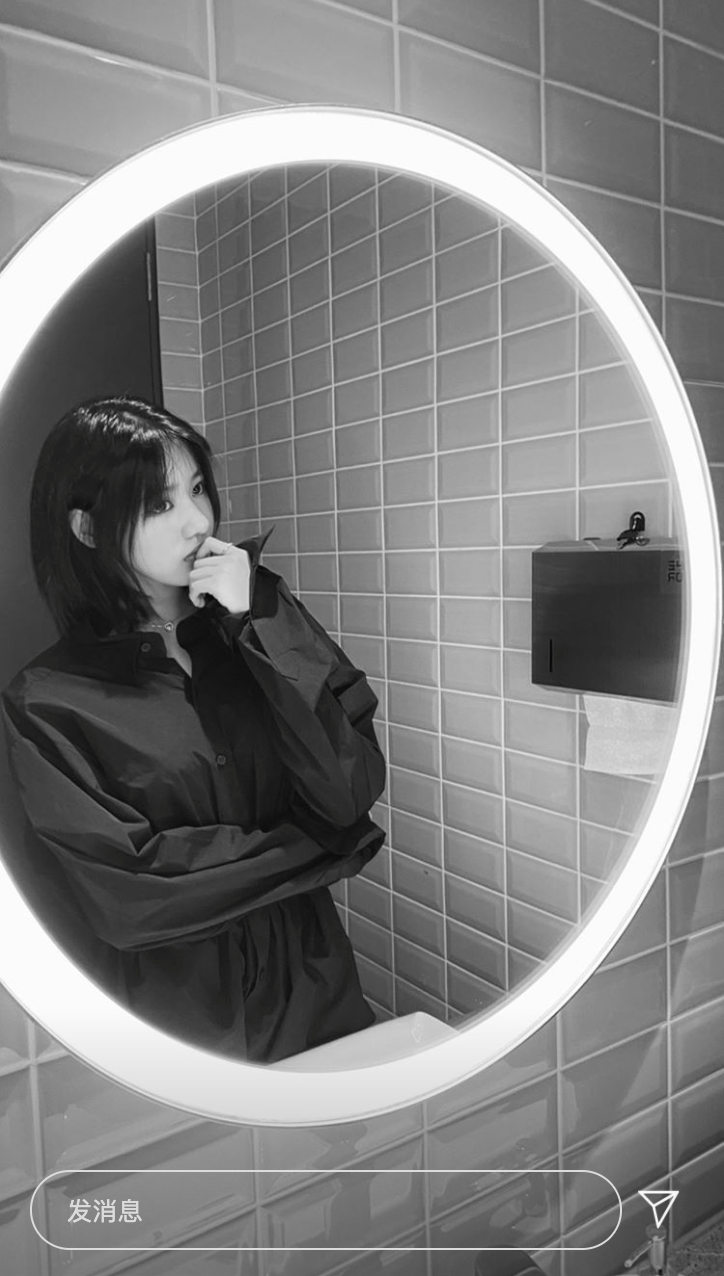 汪峰大女儿对镜摆拍显成熟 穿衬衫化浓妆气质高冷有范