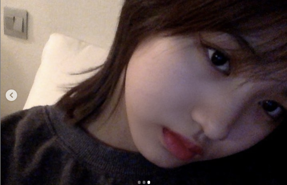 汪峰大女儿对镜摆拍显成熟 穿衬衫化浓妆气质高冷有范