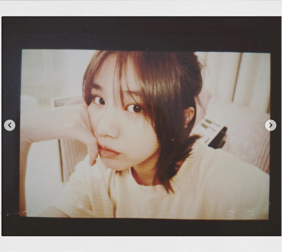 汪峰大女儿对镜摆拍显成熟 穿衬衫化浓妆气质高冷有范