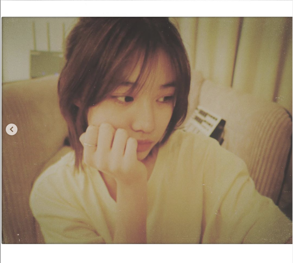 汪峰大女儿对镜摆拍显成熟 穿衬衫化浓妆气质高冷有范