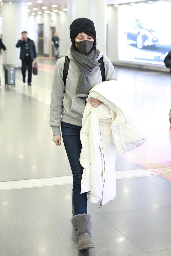 袁泉素颜现身机场独自赶路 灰卫衣牛仔裤尽显气质