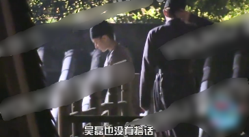 迪丽热巴吴磊新剧路透图曝光 穿深色古装长袍拍夜戏