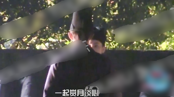 迪丽热巴吴磊新剧路透图曝光 穿深色古装长袍拍夜戏