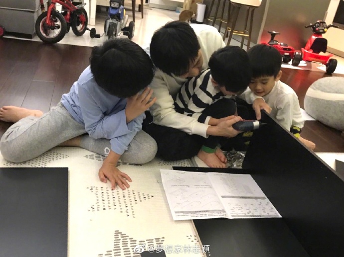 林志颖和儿子一起组装鞋柜 三个小帮手动手能力惊人