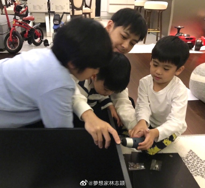 林志颖和儿子一起组装鞋柜 三个小帮手动手能力惊人