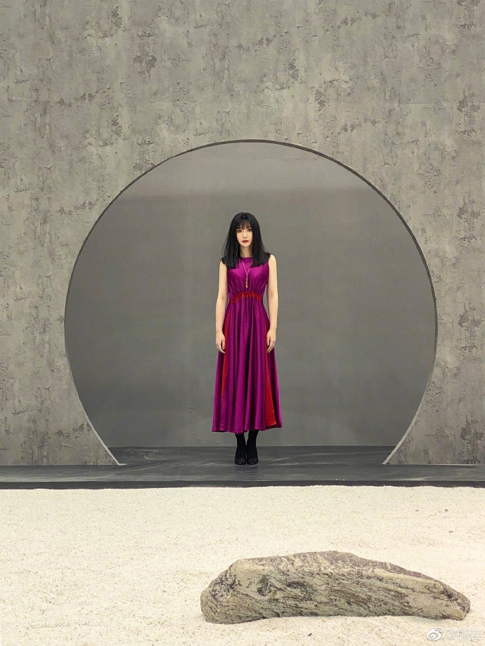 柳岩分享最新大片温柔文静 穿玫红色丝质长裙展轻熟魅力