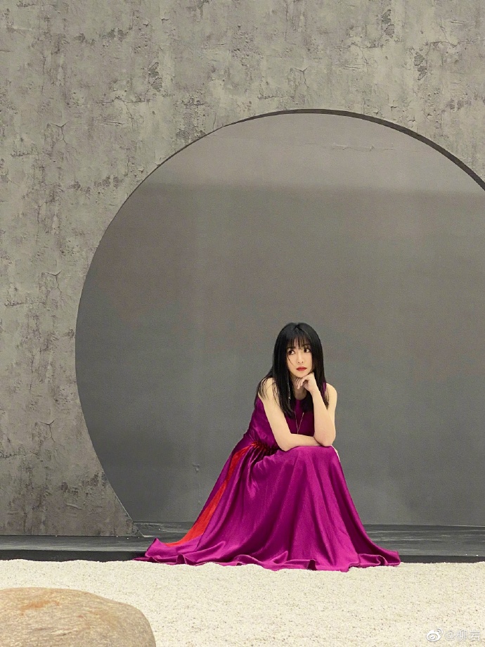 柳岩分享最新大片温柔文静 穿玫红色丝质长裙展轻熟魅力