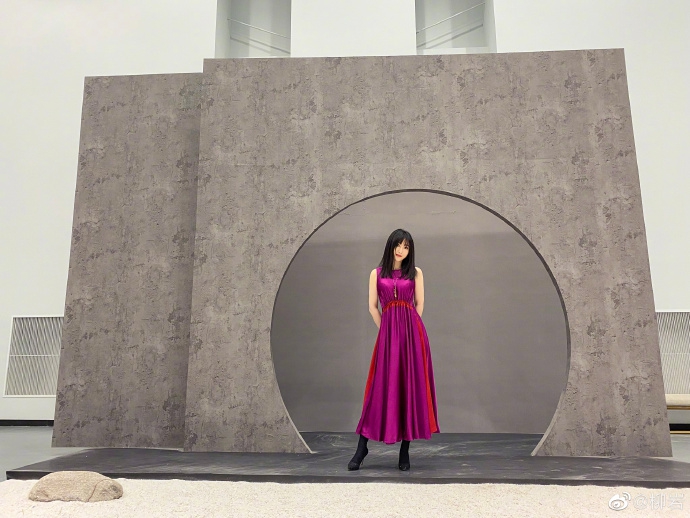 柳岩分享最新大片温柔文静 穿玫红色丝质长裙展轻熟魅力