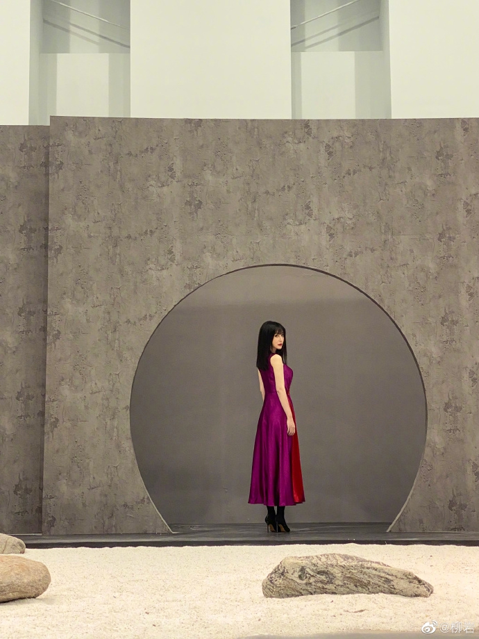 柳岩分享最新大片温柔文静 穿玫红色丝质长裙展轻熟魅力