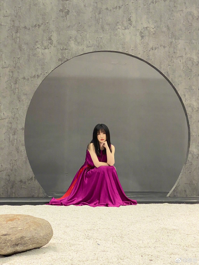 柳岩分享最新大片温柔文静 穿玫红色丝质长裙展轻熟魅力