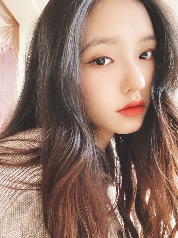 林允分享十八宫格自拍 奶茶系妆容搭微卷长发显温柔清新