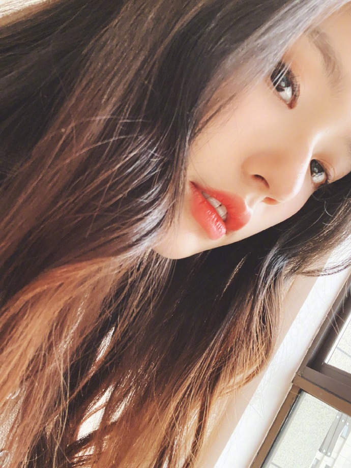 林允分享十八宫格自拍 奶茶系妆容搭微卷长发显温柔清新