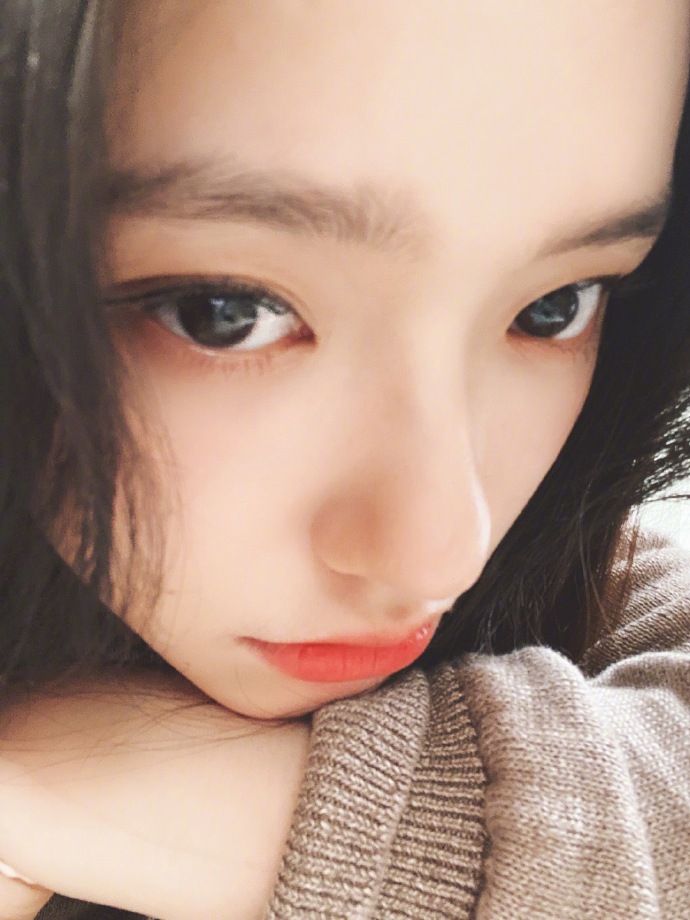 林允分享十八宫格自拍 奶茶系妆容搭微卷长发显温柔清新