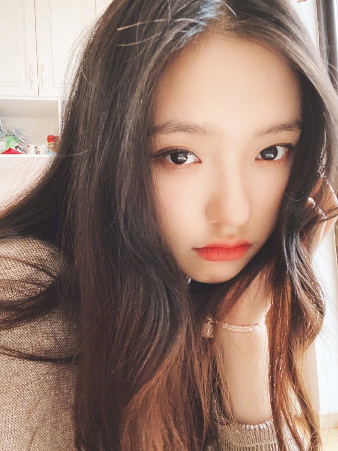 林允分享十八宫格自拍 奶茶系妆容搭微卷长发显温柔清新