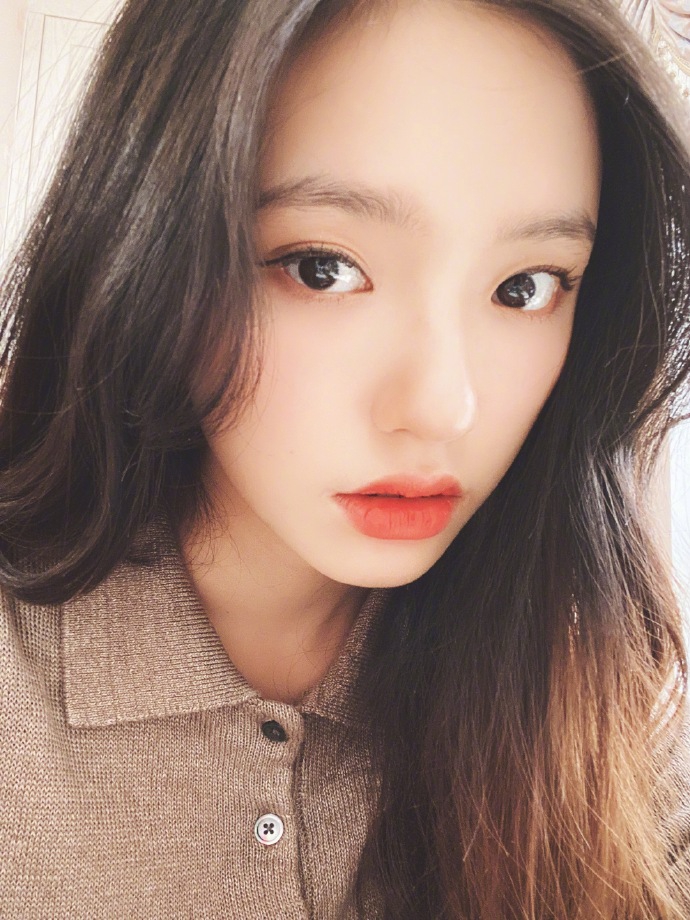 林允分享十八宫格自拍 奶茶系妆容搭微卷长发显温柔清新