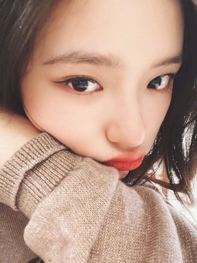 林允分享十八宫格自拍 奶茶系妆容搭微卷长发显温柔清新