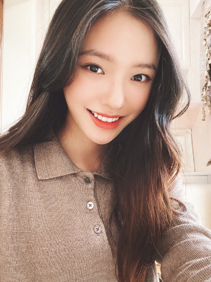 林允分享十八宫格自拍 奶茶系妆容搭微卷长发显温柔清新