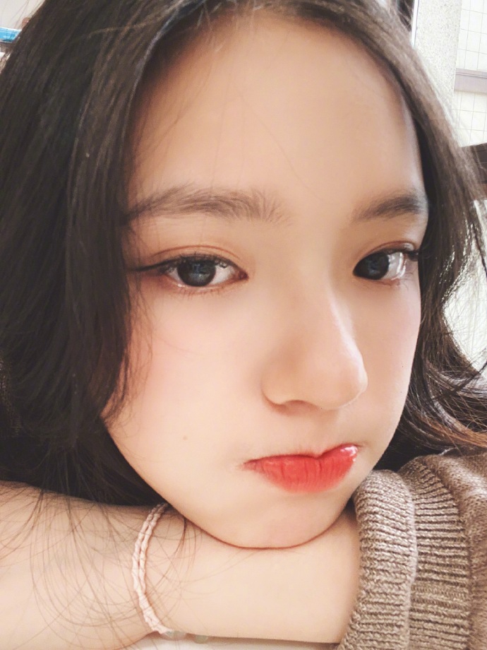 林允分享十八宫格自拍 奶茶系妆容搭微卷长发显温柔清新