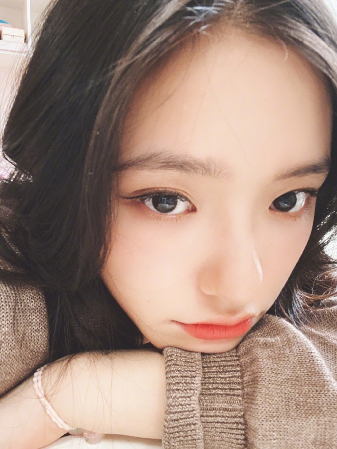 林允分享十八宫格自拍 奶茶系妆容搭微卷长发显温柔清新